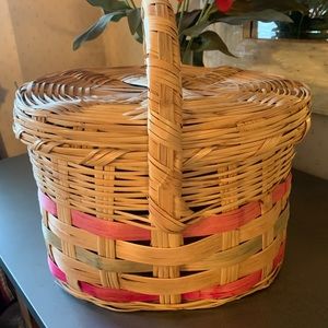 VINTAGE, Oval Wicker Basket with Lid and Handle, MADE IN MEXICO.